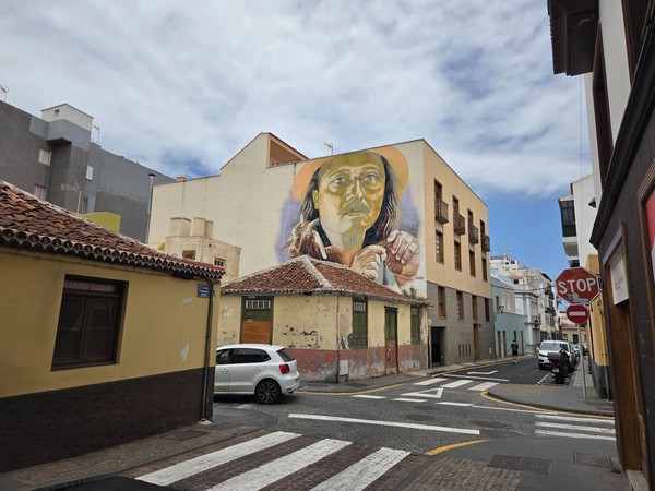 Mural de gran formato en una fachada del Puerto de la Cruz visto desde un cruce de calles.