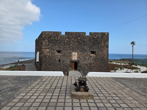 Vista frontal del Castillo de San Felipe con un cañón y el océano Atlántico al fondo.