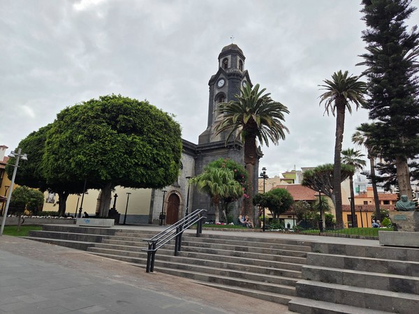 Iglesia de Nuestra Señora de la Peña de Francia rodeada de jardines y palmeras en el centro del Puerto de la Cruz.