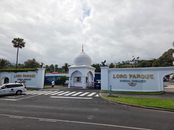 Entrada principal de Loro Parque en Puerto de la Cruz, con su cúpula blanca y letras doradas que celebran el 50 aniversario del parque.