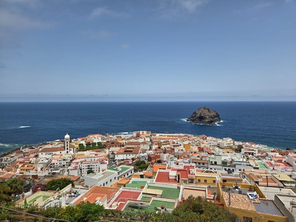 Vista panorámica de Garachico y el Roque desde el mirador Vista panorámica de Garachico y el Roque desde el mirador