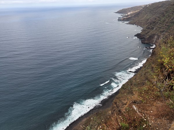 Vista desde el Mirador de La Garañona en El Sauzal, mostrando los acantilados y el océano Atlántico con olas rompiendo sobre la costa volcánica.